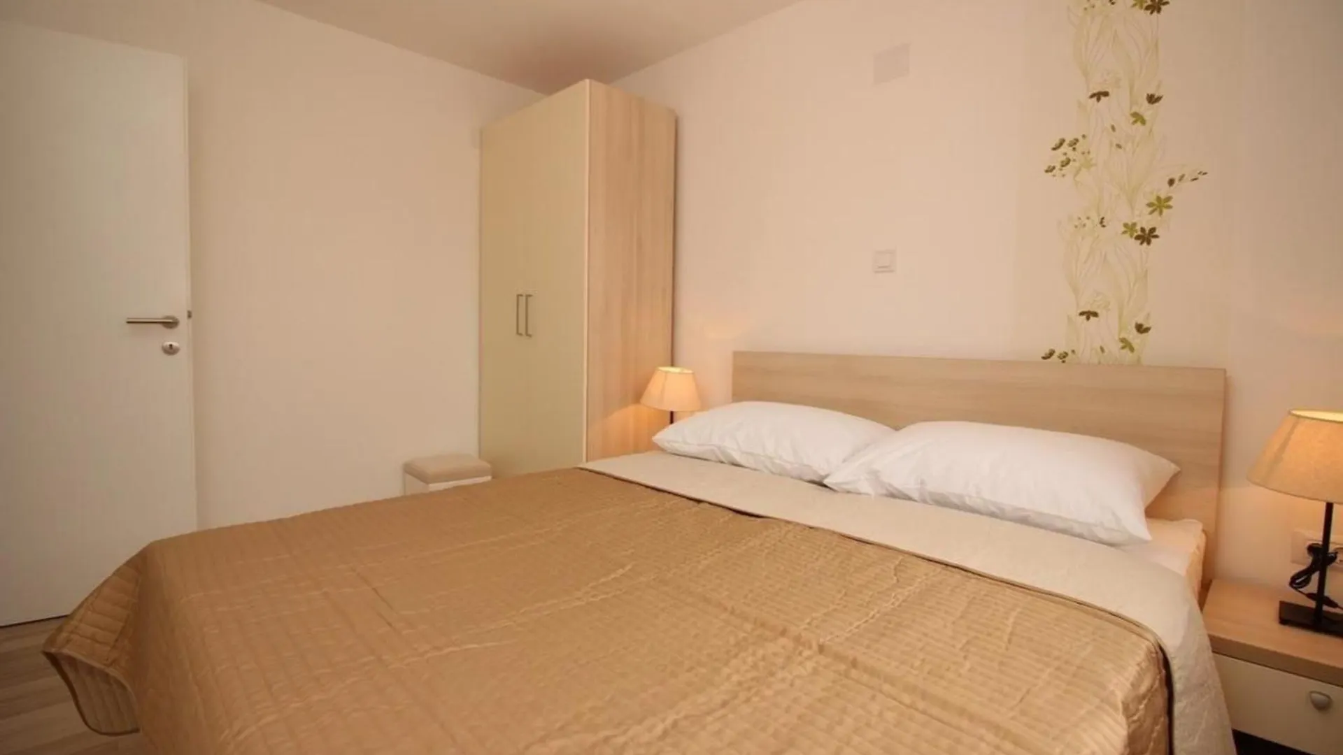 Wohnung In Baska Mit Grill Und Gemeinsamem Pool 0*, Baska (Krk) Croatia
