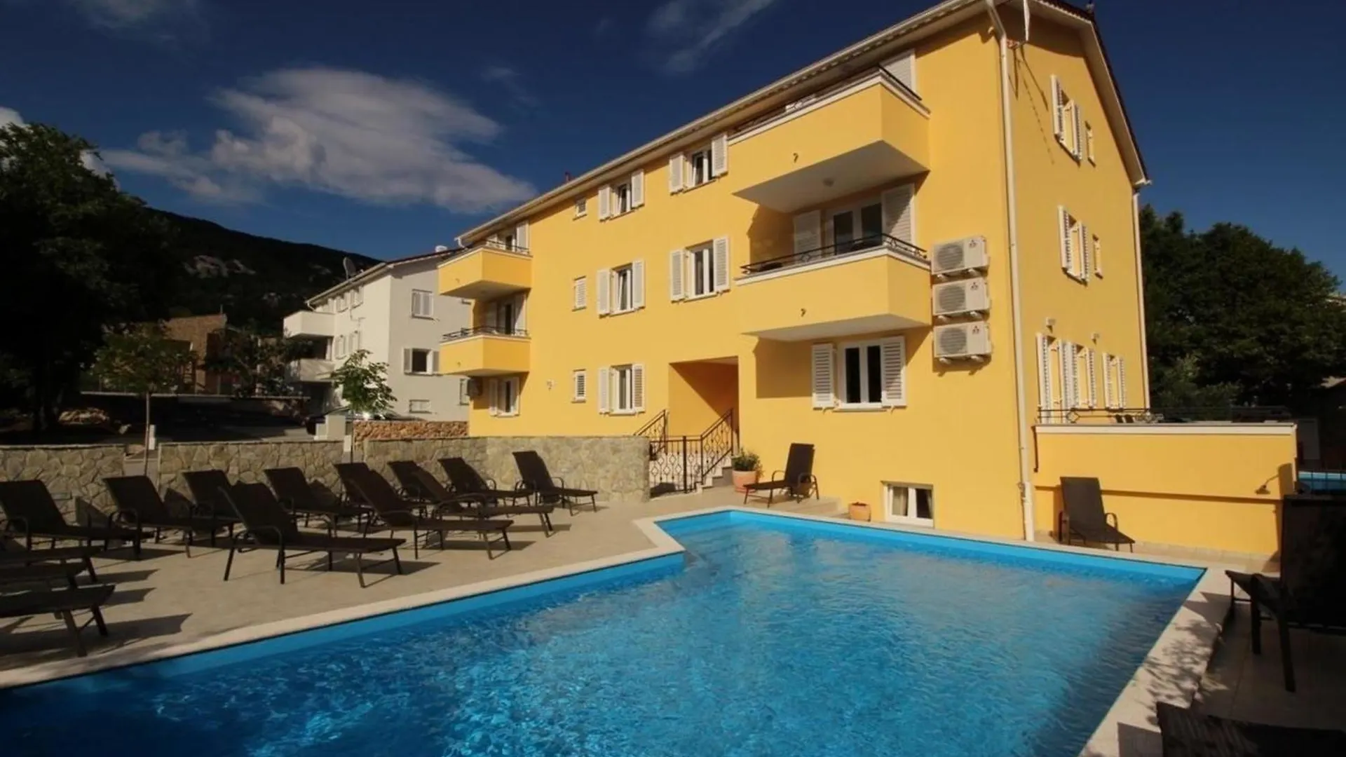 Wohnung In Baska Mit Grill Und Gemeinsamem Pool Croatia